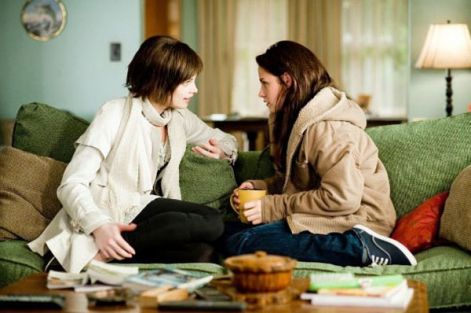 and_bella_swan_ashley_green_kristen_stewart_new_moon_the_idea_girl_says.jpg